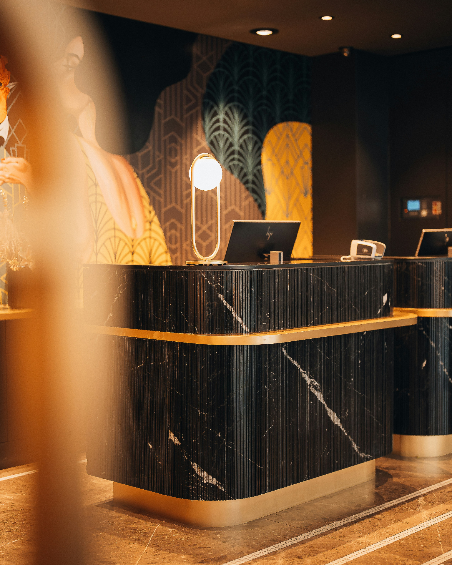 Sfeervolle hospitality-receptie met art deco interieur